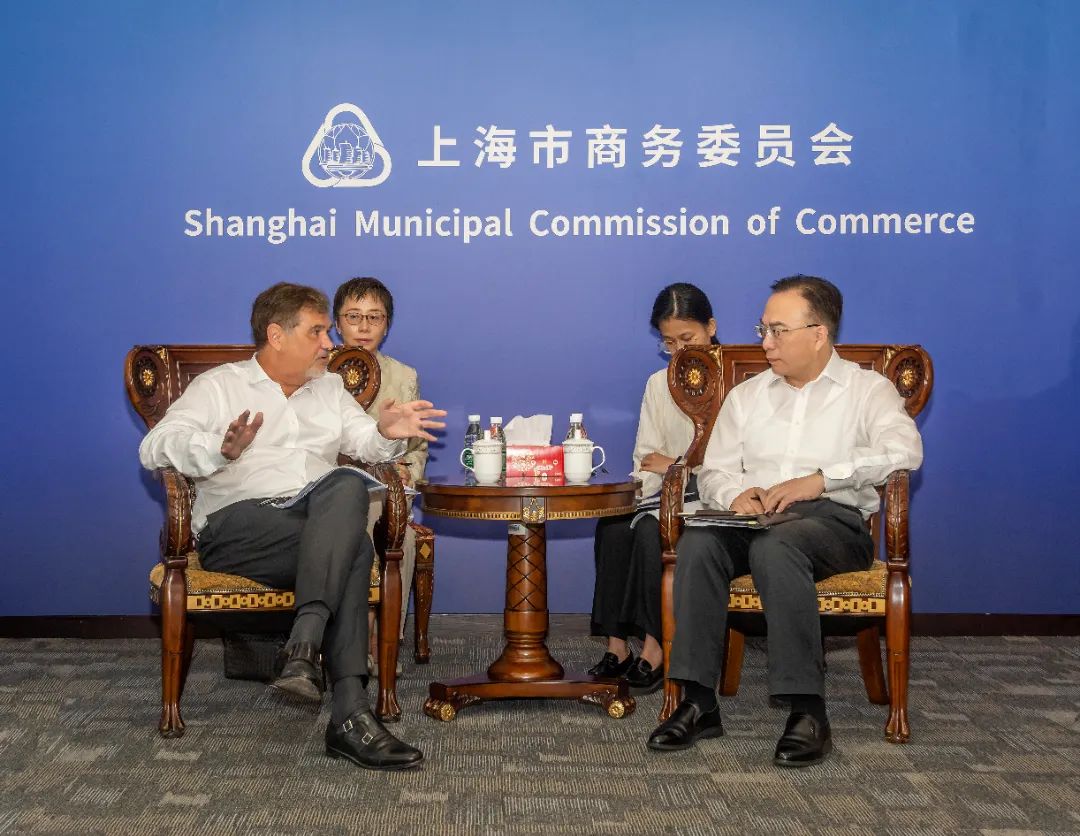 朱民會見法國圣匯安集團聯(lián)席主席克里斯蒂安·布魯斯一行